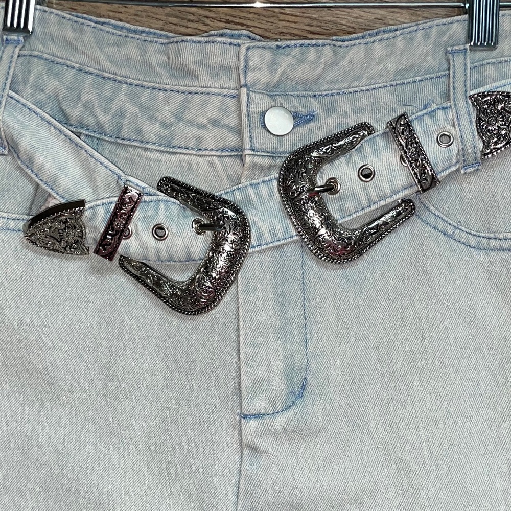Le Lis Nashville Nights denim shorts with buckle ❤️NWT - Picture 3 of 8